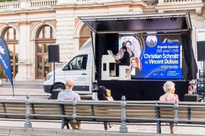 Úton az Orgona - Theater Wagen